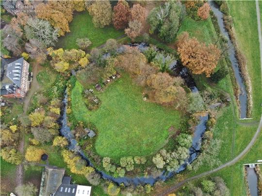Die Burginsel mit dem Horneburger Schloss (links) aus der Vogelperspektive. Foto: DLRG, Visualisierung: Planungsbüro Landschaftsarchitektur+