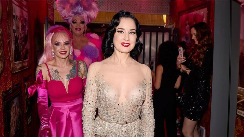 Bilder des Tages Die Burlesque-Künstlerinnen Belle la Donna (l) und Dita von Teese (r), sowie Dragqueen Olivia Jones (im Hintergrund) kommen zur Eröffnung eines Burlesque-Festivals in Hamburg.