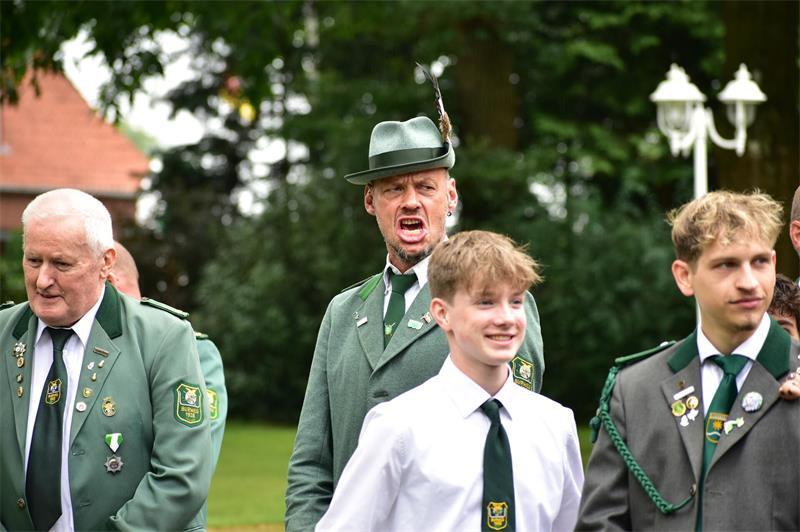Schmierseifen-Show: Burweg feiert Schützenfest - und seinen Dorfhumor Die Burweger Schützen schmettern ein Lied für die neuen Majestäten.