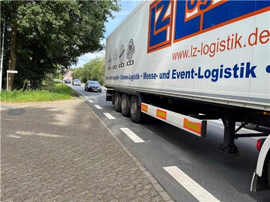Die Burweger sollen sicherer über die B73 kommen. An dieser Kreuzung mit der Blauen Straße plant die Gemeinde eine Querungshilfe mit Verkehrsinsel.