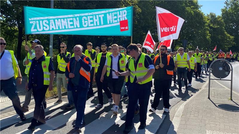 Die Busfahrer ziehen während ihres Kampfs um bessere Tarife am Dienstagvormittag über die Harburger Straße in Stade.
