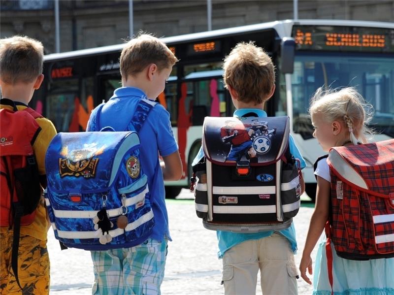 Die Busfahrten der Schüler kosten den Landkreis Stade 3,1 Millionen Euro pro Jahr. Weitere 2,5 Millionen Euro zahlt der Landkreis für den individuellen Schülertransport. Foto: dpa
