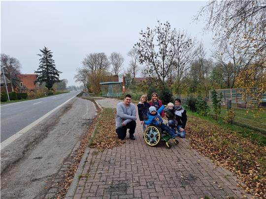 Die Bushaltestelle Hünkenbüttel, mit der nicht einsehbaren Kurve im Hintergrund, ist einer der Gefahrenpunkte an der L 111 . Eltern sorgen sich um die Sicherheit ihrer Kinder. Foto: Höft