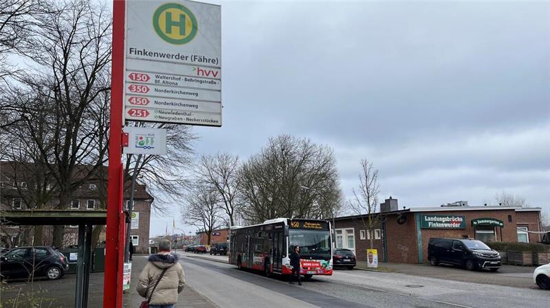 Ziel Landungsbrücken: Meilenstein für den Busverkehr im Kreis Stade Die Bushaltestelle an den Landungsbrücken in Finkenwerder wird noch umgebaut.