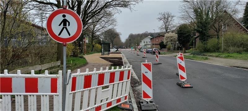 Die Bushaltestelle an der B 73 in Agathenburg ist fertig, nun ist die Fahrbahn zwischen Hanfberg und Hauptstraße Nr. 38 dran: Ab Montag wird unter Vollsperrung eine Deckschicht aufgetragen. Foto: Lohmann