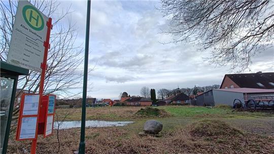 Die Bushaltestelle an der Straße Alter Stadtweg. Auf der angrenzenden Fläche plant die Gemeinde fünf Wohnmobilstellplätze.