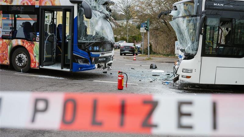 Busunfall mit 33 Verletzten – Kitagruppe betroffen Die Busse standen nach dem Unfall mitten auf der Kreuzung.