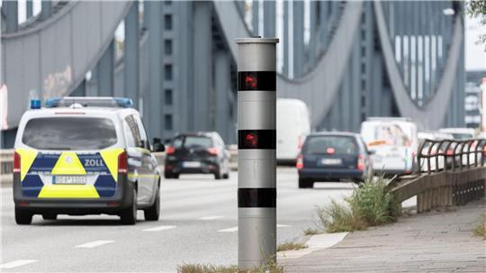 Die Bußgeldeinnahmen durch Temposünder sind im vergangenen Jahr in Hamburg um gut 5,2 Millionen Euro gesunken. (Archivbild)