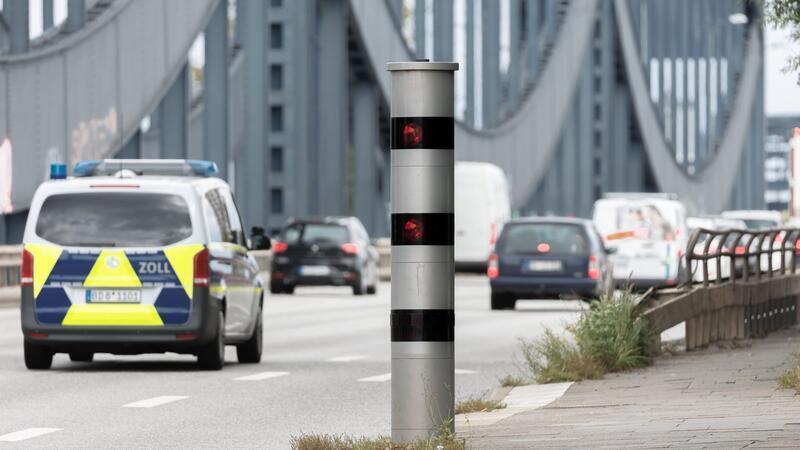 Die Bußgeldeinnahmen durch Temposünder sind im vergangenen Jahr in Hamburg um gut 5,2 Millionen Euro gesunken. (Archivbild)