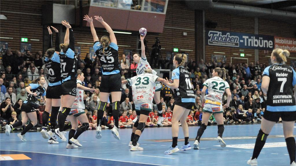 Die Buxtehuder Abwehr musste für den ersten Saisonsieg alles reinwerfen.