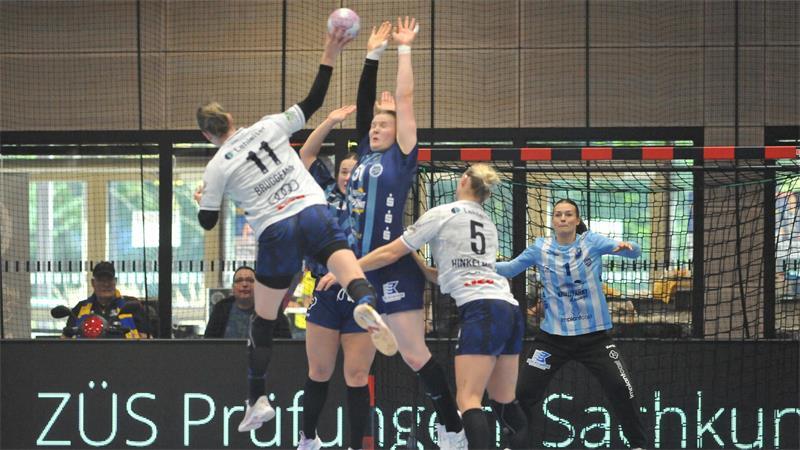 Pokal-Durststrecke beendet: Anika Hampel führt BSV ins Viertelfinale Die Buxtehuder Abwehr um Lin Lück.