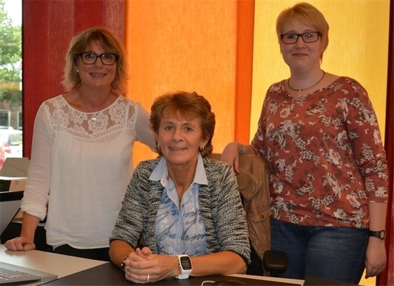 Die Buxtehuder-Bürgerbüro-Crew : Birgitt Saueracker, Cerstin Colberg und Jasmin Meyer (von links). Fotos Ratje