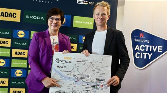 Die Buxtehuder Bürgermeisterin Katja Oldenburg-Schmidt und Fabian Wegmann, Sportlicher Leiter der Cyclassics.