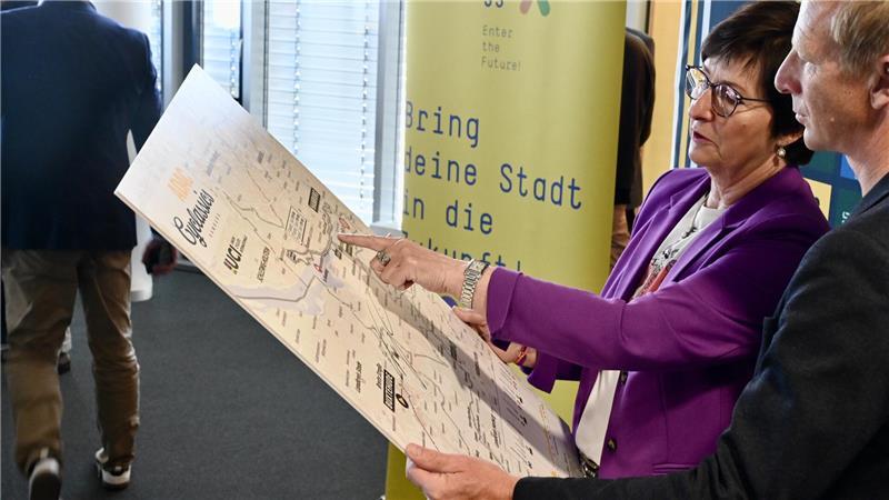 Die Buxtehuder Bürgermeisterin Katja Oldenburg-Schmidt und Ex-Radsportprofi Fabian Wegmann.