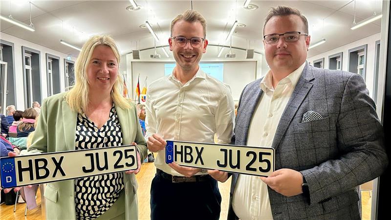 Kennzeichen BUX für Buxtehude: Jetzt ist der Bundesrat dran Die Buxtehuder CDU-Stadtratsmitglieder Birgit Butter und Niels Kohlhaase sowie der JU-Vorsitzende Mirco Dawideit (von links) zeigen im Kreishaus Kfz-Kennzeichen mit Buxtehuder Kennung. Die Zahl 25 steht für das Jahr 2025, in dem sich der Wunsch laut CDU erfüllen soll.