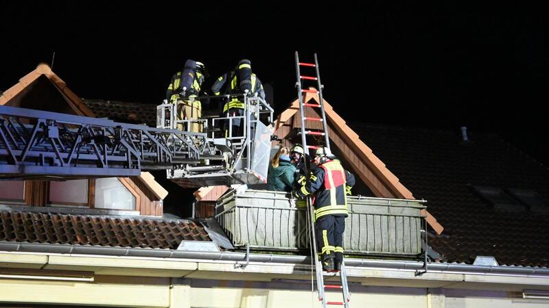 Fettexplosion: Großeinsatz in Horneburg Die Buxtehuder Drehleiter war ebenfalls alarmiert worden.