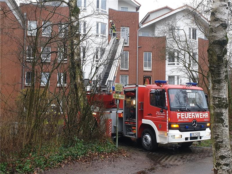 Die Buxtehuder Feuerwehr transportierte am Sonntag eine Senioren mithilfe eine Drehleiter aus ihrer Wohnung. Fotos: Battmer