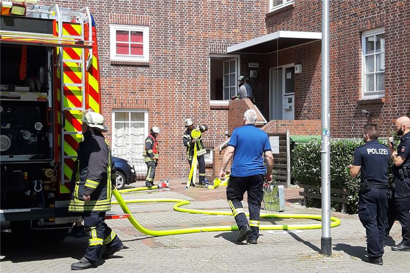 Die Buxtehuder Feuerwehr wurde am Sonnabend Mittag zum Stavenort gerufen. In einer Wohnung war Essen angebrannt. Foto: Frank