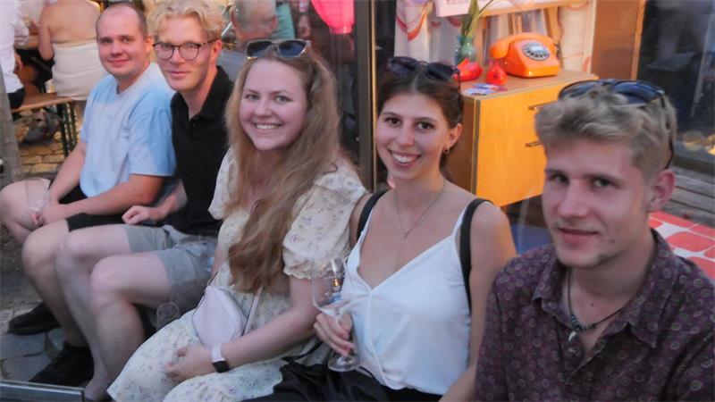 Süße Männer, trockener Wein: Buxtehuder Weinfest sorgt für Schmunzler Die Buxtehuder Freunde Jorge, Jana, Hanna, Niklas und Felix haben hinter einem der Glashäuschen auf dem Petriplatz einen Sitzplatz zum Verschnaufen gefunden. Sie halten sich an Weinschorle, schließlich ist es auch gegen 21 Uhr noch sehr warm, und irgendwann später muss man ja auch noch nach Hause fahren. Sie freuen sich, dass die Preise beim Weinfest zwar nicht günstig, aber noch bezahlbar geblieben sind, obwohl einige Preise angehoben wurden.