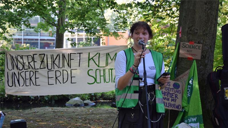 Die Buxtehuder Fridays-for-Future-Sprecherin Charlotte Freudenthal hält eine Rede im Stadtpark. Klimaschutz wie gewöhnlich reiche nicht mehr aus, kritisiert sie die Politik.