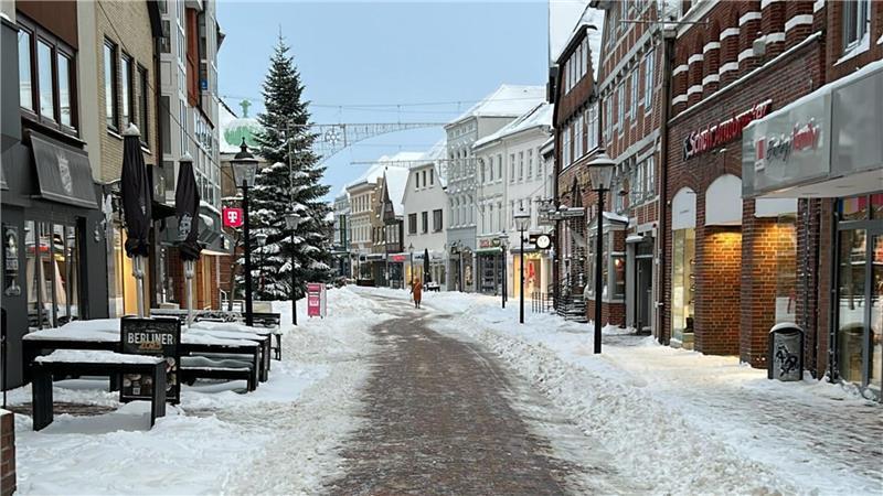 Die Buxtehuder Fußgängerzone liegt am Freitagnachmittag wie ausgestorben da.