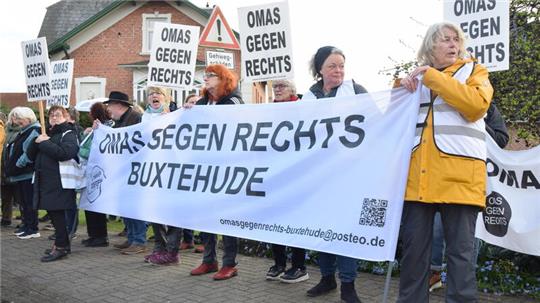 Die Buxtehuder Gruppe von Omas gegen Rechts protestieren im Frühjahr 2023 gegen eine AfD-Veranstaltung in der Samtgemeinde Lühe.