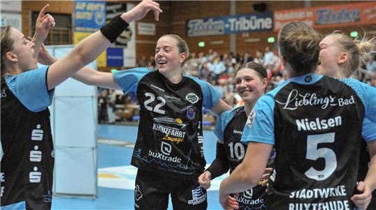 Fünf Handballerinnen des Buxtehder SV feiern nach einem Spiel den Klassenerhalt in der Halle.