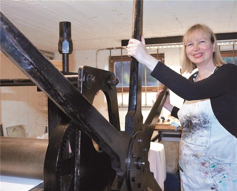 Die Buxtehuder Künstlerin Britta Lange hat sich auf alte grafische Drucktechniken spezialisiert. Fotos: Britta Lange
