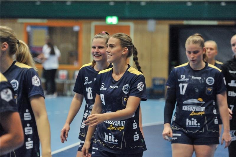 Die Buxtehuder Linksaußen Cara Reiche (vorne) und Teresa von Prittwitz. Foto: Jan Iso Jürgens (Archiv)