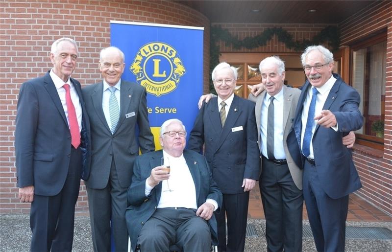 Die Buxtehuder Lions-Macher der Vergangenheit und der Zukunft (von links): Der künftige Präsident Jürgen Badur, Gründungsmitglieder Günter Peters, Peter Leu, Horst-Wilhelm Plötzky, Dr. Hartwig Sulzer und der amtierende Präsident Henning Kar