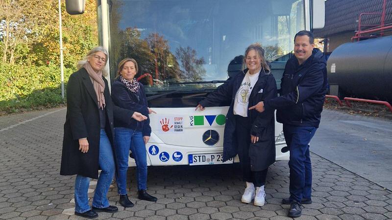 Die Buxtehuder Orange-Days-Organisationsgruppe mit dem Leiter des KVG Betriebshofs Buxtehude: Andrea Jülisch, Gabi Schnackenberg, Lea Wolf, Christian Albrecht (von links).