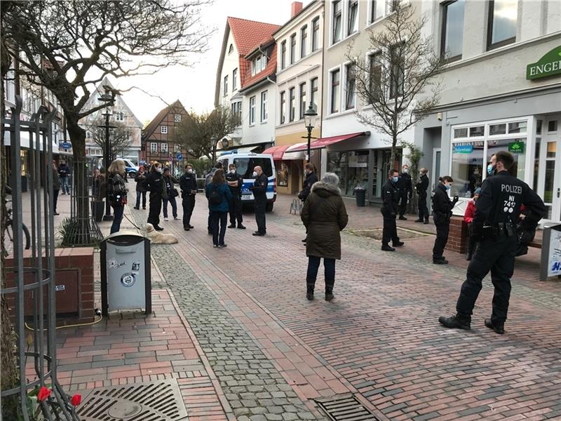 Die Buxtehuder Polizei kontrollierte wie hier in der Breiten Straße mit Hilfe der Bereitschaftspolizei die Einhaltung der Regeln . Foto: Wisser