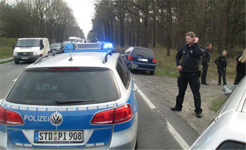Die Buxtehuder Polizei stellt drei mutmaßliche Bankräuber. Fotos Polizei