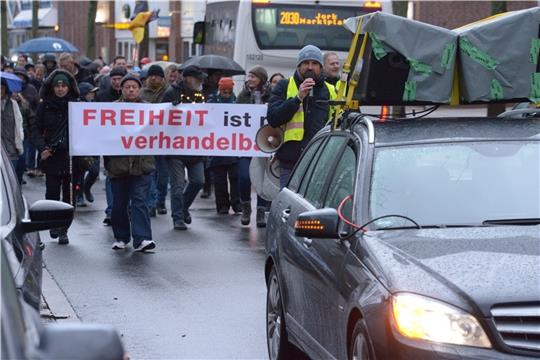 Die Buxtehuder Querdenker-Szene , hier in der Bahnhofstraße in Buxtehude unterwegs, demonstriert in Buxtehude alle vier Wochen. Foto: Wisser