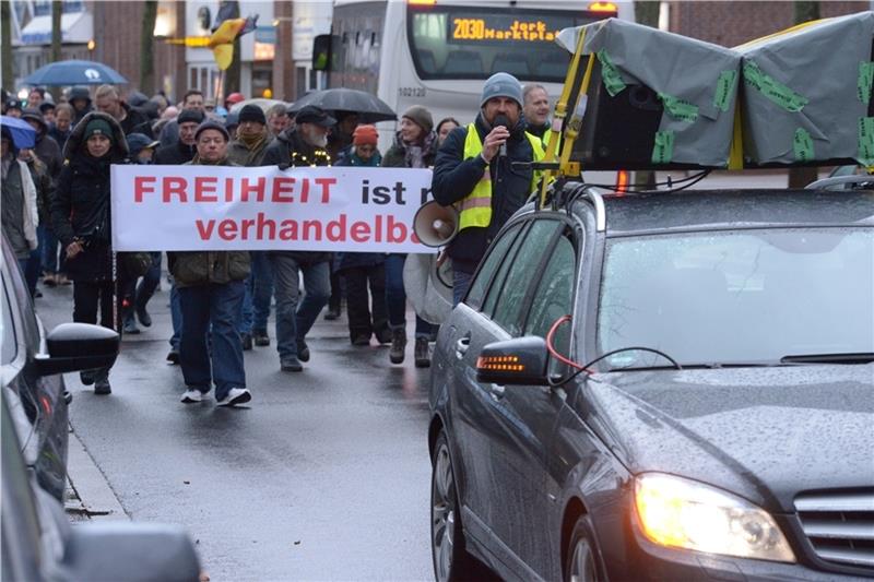 Die Buxtehuder Querdenker-Szene , hier in der Bahnhofstraße in Buxtehude unterwegs, demonstriert in Buxtehude alle vier Wochen. Foto: Wisser