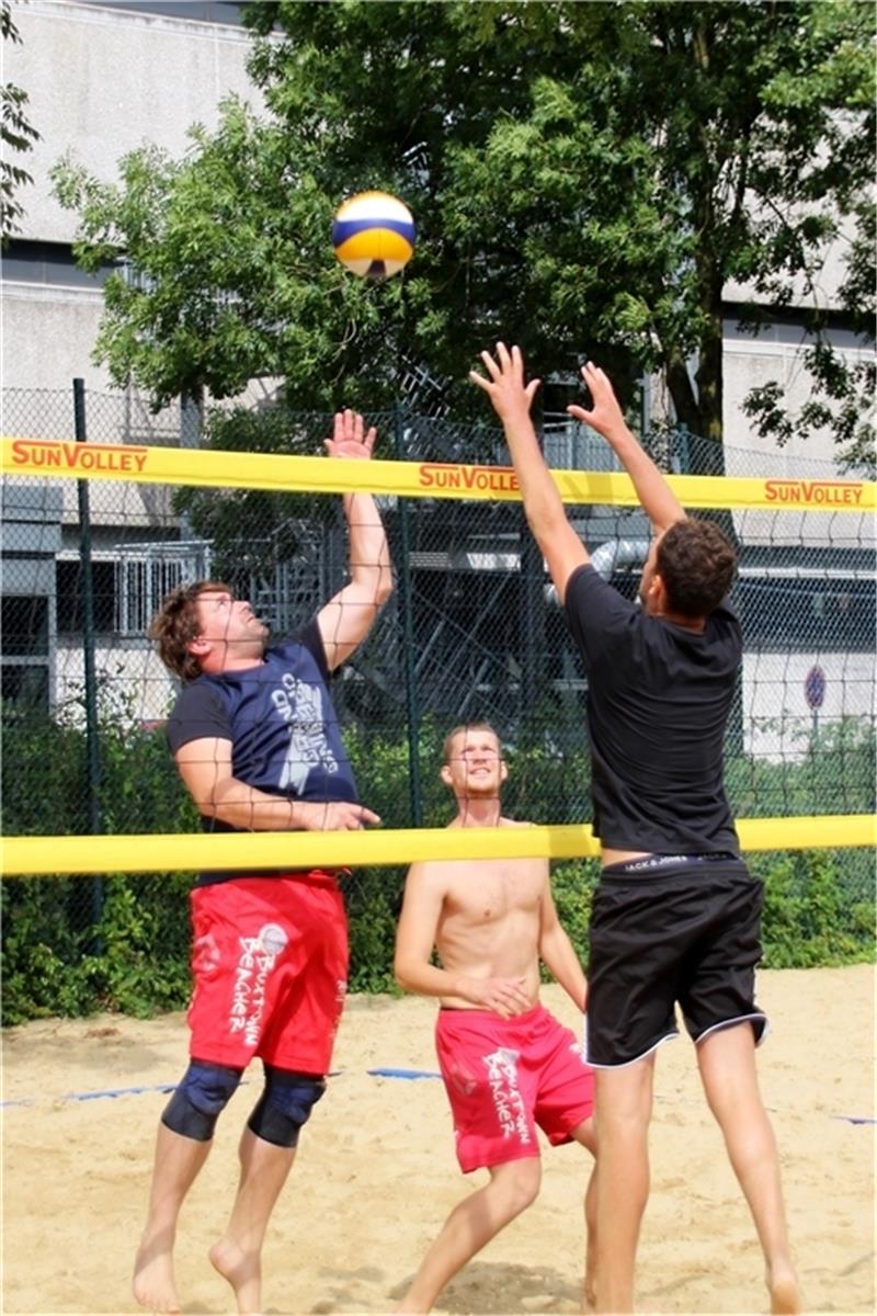 Start-Ziel-Sieg auf dem Beach-Platz in Buxtehude Die Buxtehuder Robert Lawrenz (l.) und Benjamin Tietje (M.) hatten keine Chance. Foto: Schultz