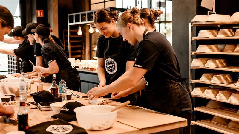 BSV-Franzbrötchen und noch mehr Show – Das ist neu in der Halle Nord Die Buxtehuder Spielerinnen haben in der Sommerpause eigene Franzbrötchen kreiert.