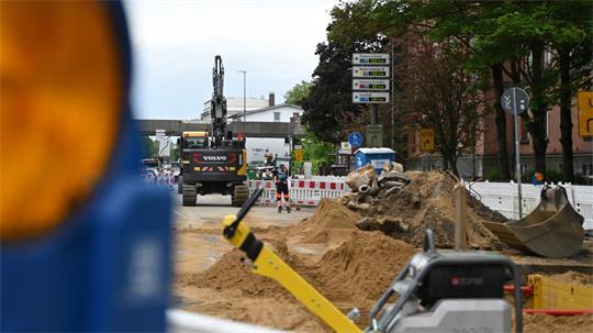 Die Buxtehuder Straße in Hamburg-Harburg soll knapp drei Monate nach einem Wasserrohrbruch wieder vollständig freigegeben werden. (Archivbild)