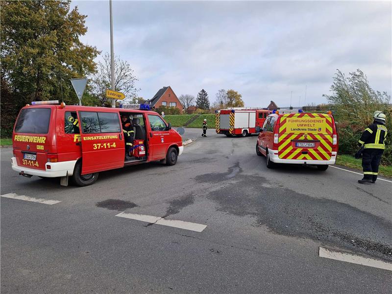 Gas-Alarm in Estebrügge sorgt für Vollsperrung Die Buxtehuder Straße musste für rund eine Stunde voll gesperrt werden. Foto: Feuerwehren an der Este