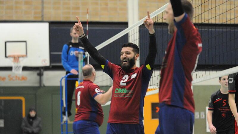 Die Buxtehuder Volleyballer um Najman Hassan liegen im Mittelfeld auf Platz sechs.