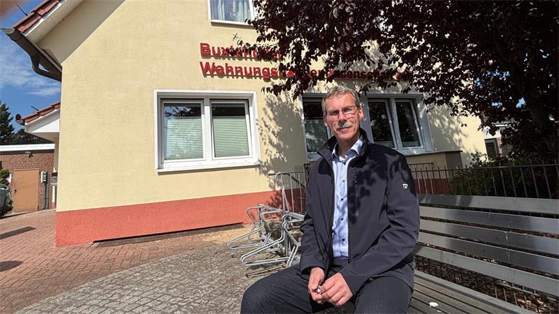 Die Buxtehuder Wohnungsbaugenossenschaft ist für besonders günstige Wohnungen bekannt. Hier: Vorstand Stefan Conath vor dem Unternehmenssitz in der Winterstraße.