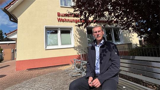 Die Buxtehuder Wohnungsbaugenossenschaft ist für besonders günstige Wohnungen bekannt. Hier: Vorstand Stefan Conath vor dem Unternehmenssitz in der Winterstraße.