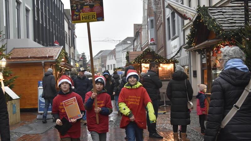 Kunden und Geschäftsleute entscheiden: Das sind die beliebten Weihnachtsgeschenke Die Buxtehuder trotzten dem Nieselwetter und nutzten den Sonnabend zum ausgiebigen Einkauf.