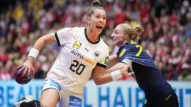 Die Buxtehuderin Emily Bölk (links) war nach Spielende schwer enttäuscht.