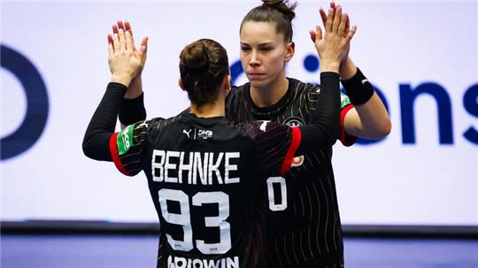 Die Buxtehuderin Emily Bölk (rechts) und Julia Behnke konnten die Enttäuschung nach dem Aus im Viertelfinale abschütteln.