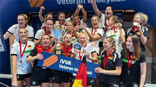 Die Buxtehuderin Julia Kopf (hinten Zweite von links) holte mit der deutschen Mannschaft wieder einen Sieg.