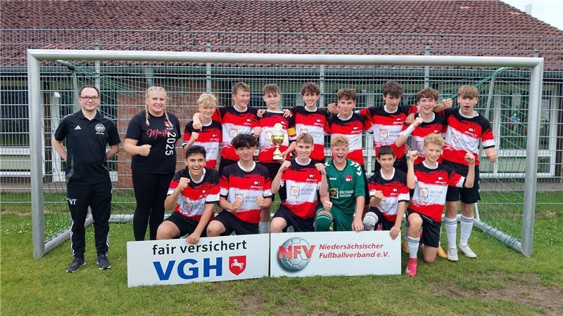 Der JFV Buxtehude II (U15) jubelt vor einem Tor.