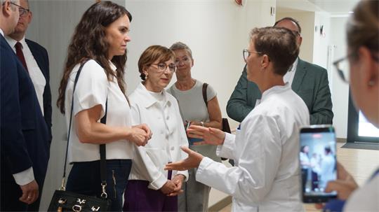 Die CDU-Bundestagsabgeordnete Vanessa Zobel (von links) und Staatssekretärin Dr. Christine Arbogast im Gespräch mit Dr. Vivien Lange, Chefärztin der Interdisziplinären Multimodalen Schmerztherapie in Bremervörde.