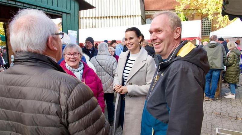 Vanessa Zobel: Ein Dorfkind will für die CDU in den Bundestag Die CDU-Bundestagskandidatin Vanessa Zobel macht schon fleißig Wahlkampf. Das Bild entstand auf dem Matthias-Markt in Jork.