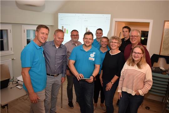 Die CDU Jork verbrachte den Wahlabend im Gemeindehaus in Borstel und freute sich über ihren Sieg auf Kreis- und Gemeindeebene. Fotos: Vasel